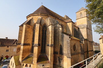 L'&eacute;glise catholique Saint Pierre, construite au 14eme si&egrave;cle, village de Gourdon, d&eacute;partement du Lot, France
