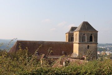 L'église catholique Saint Pierre, construite au 14eme siècle, village de Gourdon, département du Lot, France
