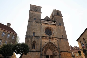 Fototapeta na wymiar L'église catholique Saint Pierre, construite au 14eme siècle, village de Gourdon, département du Lot, France