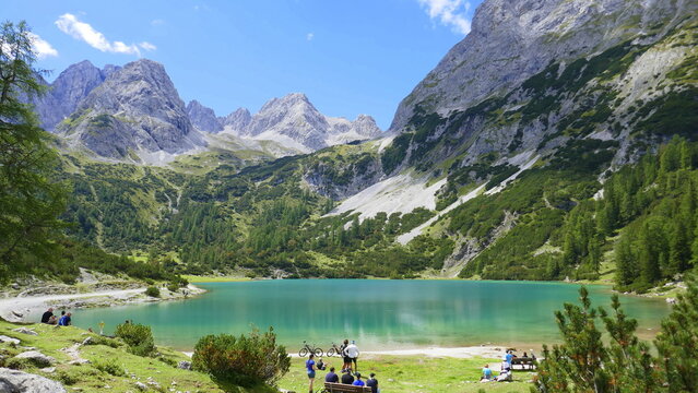 Wanderer, Mountainbiker bei einer Rast am smaragdgr&uuml;nen Seebensee