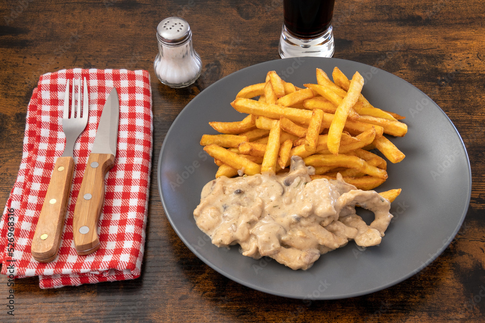 Canvas Prints poulet en sauce et frites en gros plan dans une assiette	