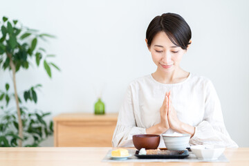 Fototapeta na wymiar 日本人女性の朝食シーン・和食