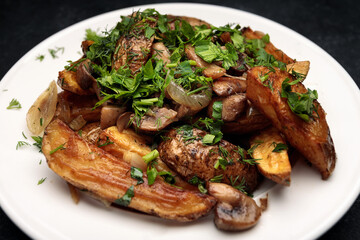 Baked potatoes with mushrooms, onions and herbs