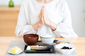 Obraz na płótnie Canvas 日本人女性の朝食シーン・和食