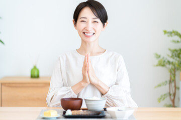 Fototapeta na wymiar 日本人女性の朝食シーン・和食