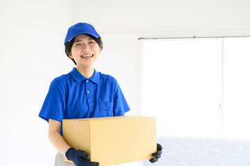 素敵な笑顔の引っ越しの作業員のイメージ　右にコピースペースあり