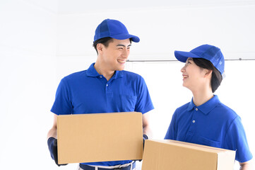 引越で協力して運ぶスタッフのイメージ