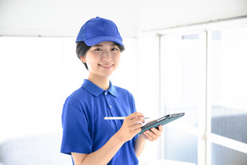 メモや見積をとる引っ越しの作業員のイメージ