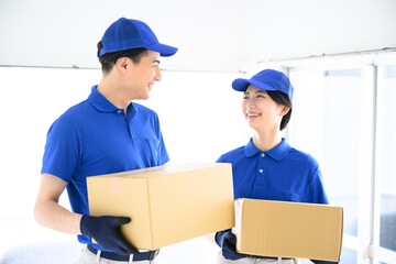 引越で協力して運ぶスタッフのイメージ