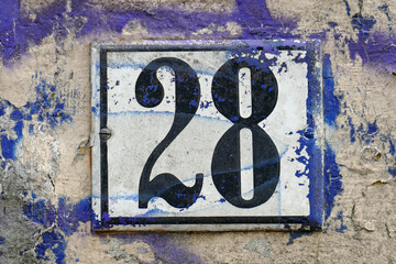 Hausnummernschild Nr. Achtundzwanzig auf bunt bemalter Hauswand, Deutschland
