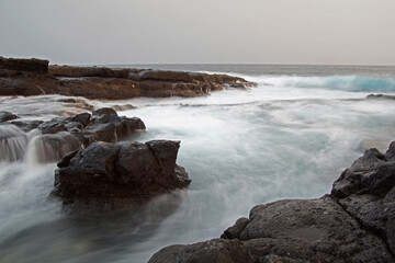 Sonnenuntergang an der Felsküste von Teneriffa