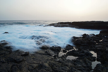 Sonnenuntergang an der Felsküste von Teneriffa