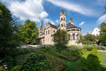 Fototapeta na wymiar Seilbahn, Festung Ehrenbreitstein und Kirche Sankt Kastor in Koblenz