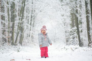 Fototapeta na wymiar Child in snow in forest