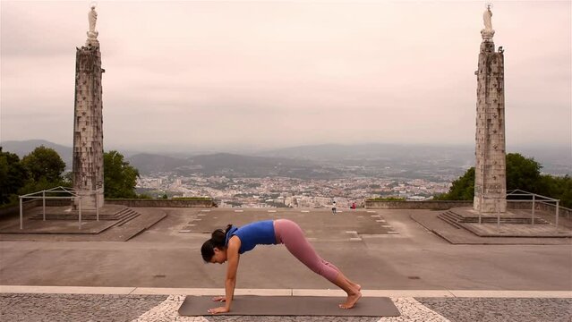 Chica asi&aacute;tica practicando yoga en la naturaleza