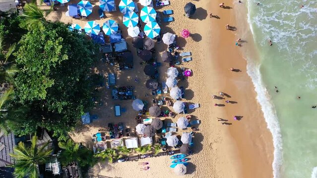 
Vista a&eacute;rea tropical costeira. Cena da vida na praia. Vista panor&acirc;mica da paradis&iacute;aca praia de Trancoso, Bahia. Estilo de vida de praia tropical. Estilo de vida de viagens de ver&atilde;o. praia tropical