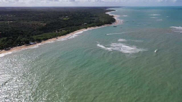 
Vista a&eacute;rea tropical costeira. Cena da vida na praia. Vista panor&acirc;mica da paradis&iacute;aca praia de Trancoso, Bahia. Estilo de vida de praia tropical. Estilo de vida de viagens de ver&atilde;o. praia tropical