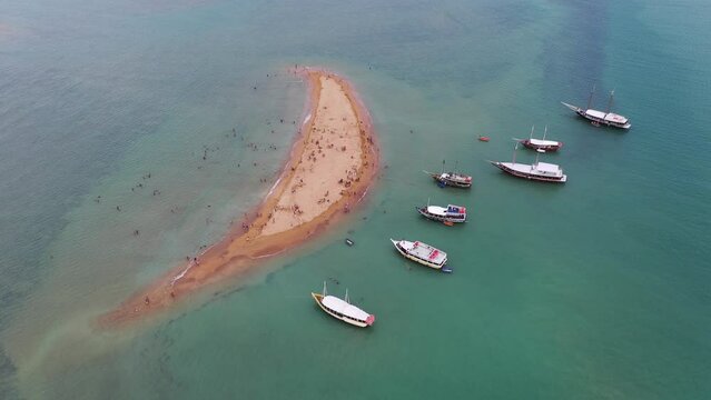 Vista a&eacute;rea da pequena ilha Coroa do Alto, Santa Cruz da Cabr&aacute;lia, Bahia. Vista panor&acirc;mica da praia de Coroa Vermelha. Estilo de vida de viagens de ver&atilde;o. Barcos e escunas transportando turistas