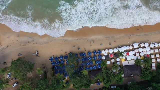 
Vista a&eacute;rea tropical costeira. Cena da vida na praia. Vista panor&acirc;mica da paradis&iacute;aca praia de Trancoso, Bahia. Estilo de vida de praia tropical. Estilo de vida de viagens de ver&atilde;o. praia tropical