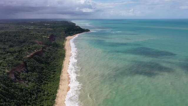 Arraia da Ajuda, Porto Seguro, Bahia, Brasil. Vista panor&acirc;mica da praia paradis&iacute;aca e das fal&eacute;sias da Pitinga no dia maravilhoso. Grande paisagem. Imagem a&eacute;rea do litoral do Nordeste do Brasil
