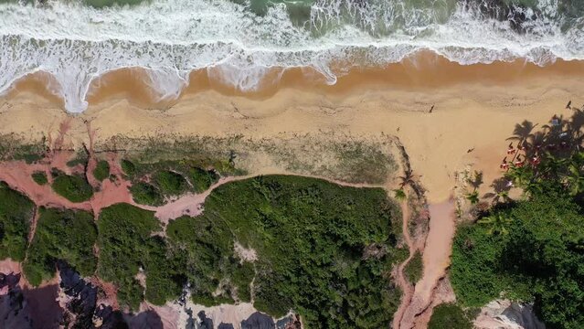 Arraia da Ajuda, Porto Seguro, Bahia, Brasil. Vista panor&acirc;mica da praia paradis&iacute;aca e das fal&eacute;sias da Pitinga no dia maravilhoso. Grande paisagem. Imagem a&eacute;rea do litoral do Nordeste do Brasil