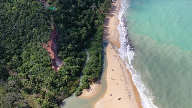 
Vista a&eacute;rea tropical costeira. Cena da vida na praia. Vista panor&acirc;mica da paradis&iacute;aca praia de Trancoso, Bahia. Estilo de vida de praia tropical. Estilo de vida de viagens de ver&atilde;o. praia tropical
