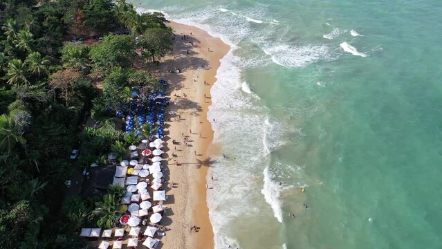 
Vista a&eacute;rea tropical costeira. Cena da vida na praia. Vista panor&acirc;mica da paradis&iacute;aca praia de Trancoso, Bahia. Estilo de vida de praia tropical. Estilo de vida de viagens de ver&atilde;o. praia tropical