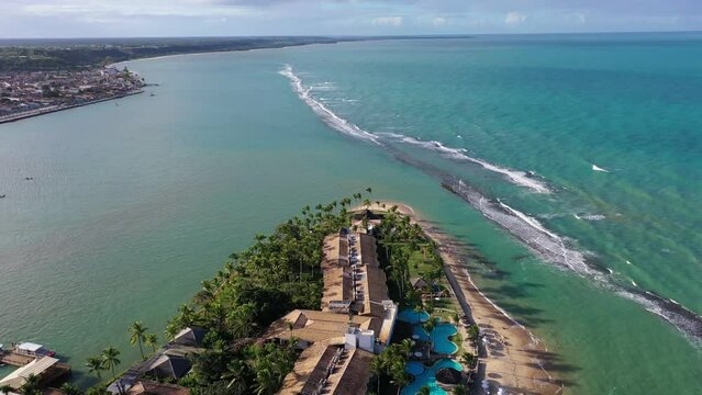 Arraia da Ajuda, Porto Seguro, Bahia, Brasil. Vista panor&acirc;mica da paradis&iacute;aca praia de Apaga Fogo em um dia maravilhoso. Grande paisagem. Imagem a&eacute;rea do litoral do Nordeste do Brasil. Trancoso, Bahia