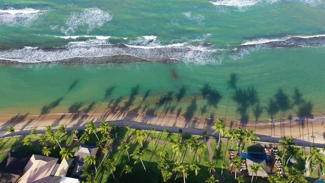 Arraia da Ajuda, Porto Seguro, Bahia, Brasil. Vista panor&acirc;mica da paradis&iacute;aca praia de Apaga Fogo em um dia maravilhoso. Grande paisagem. Imagem a&eacute;rea do litoral do Nordeste do Brasil. Trancoso, Bahia