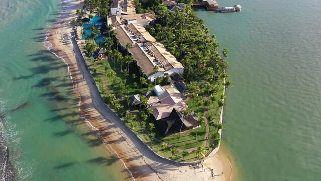 Arraia da Ajuda, Porto Seguro, Bahia, Brasil. Vista panor&acirc;mica da paradis&iacute;aca praia de Apaga Fogo em um dia maravilhoso. Grande paisagem. Imagem a&eacute;rea do litoral do Nordeste do Brasil. Trancoso, Bahia