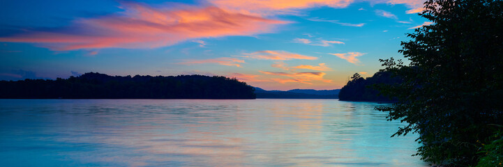 Sunset on Lake Chatuge at Jackrabbit Mountain Recreation Area, NC. - obrazy, fototapety, plakaty