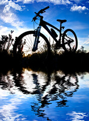 Fototapeta na wymiar deporte de bicicleta de montaña junto al rio 