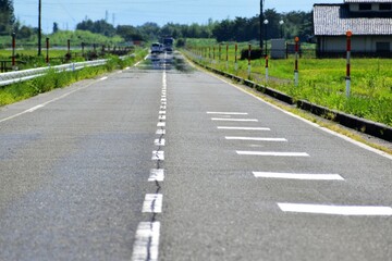 直線道路、蜃気楼、まぼろし、陽炎、トラック、乗用車、水田、田舎道