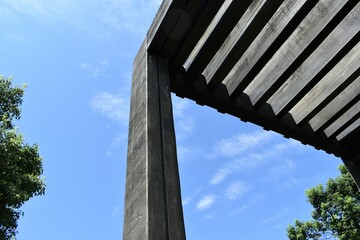 Plakat びわ湖、道の駅、テーブル、石の建築物、休息所、モノトーン、青空、夏空