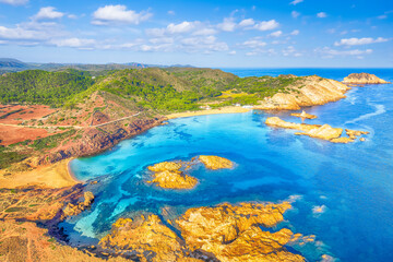 Landschaft mit Luftbild von Cala Pregonda Strand, Insel Menorca, Spanien