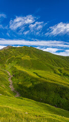 雲の影と鳥海山　縦構図