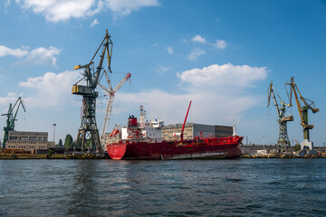duży statek w doku remontowym w porcie w Gdańsku - obrazy, fototapety, plakaty