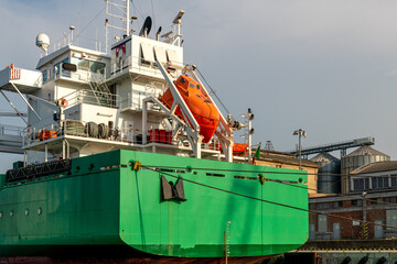 Fototapeta pomarańczowa szalupa ratunkowa na specjalnym podeście ułatwiającym szybką ewakuację  obraz