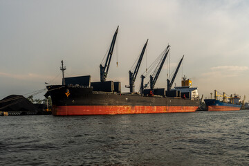 ogromny okręt przemysłowy zacumowany w porcie w Gdańsku