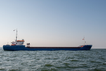 Fototapeta pusty statek transportowy oczekujący na załadunek obraz