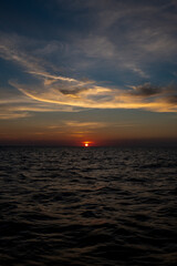 magiczny zachód słońca nad spokojnym morzem  Bałtyckim