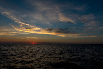 majestatyczny zachód słońca nad spokojnym morzem bałtyckim - obrazy, fototapety, plakaty