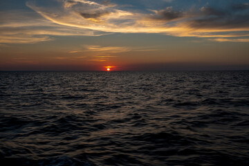 przepiękny zachód słońca nad morzem - obrazy, fototapety, plakaty