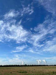 Abgeerntetes Getreidefeld im Sp&auml;tsommer mit RWE-T&uuml;rmen im Hintergrund