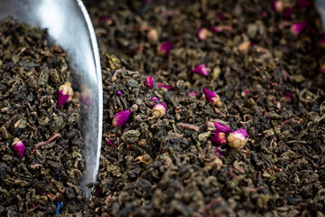 Detalle de té verde y jazmín almacenado en mercado tailandés