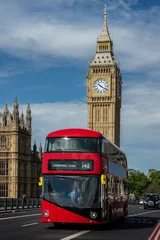 Rolgordijnen Rode dubbeldekkerbus op Westminster bridge, Big Ben op de achtergrond, in Londen, VK © Delphotostock