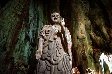 Fototapeta na wymiar Estatua gigante de Buda en caverna de las Marble Mountains, en la ciudad de Da Nang, Vietnam