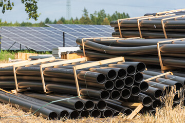 Baumateriallagerung auf einer Großbaustelle für grünen Solarstrom auf einer Baustelle in Schleswig-Holstein