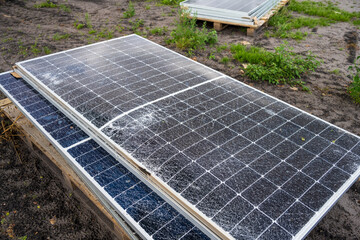 Defekte Solarpanele auf einer Baustelle für Grünen Strom