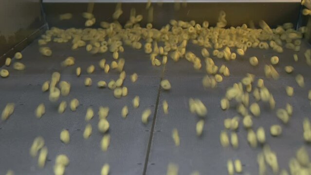 Plant for the production of rings and flakes using extrusion. Production of dry breakfast at the factory.
